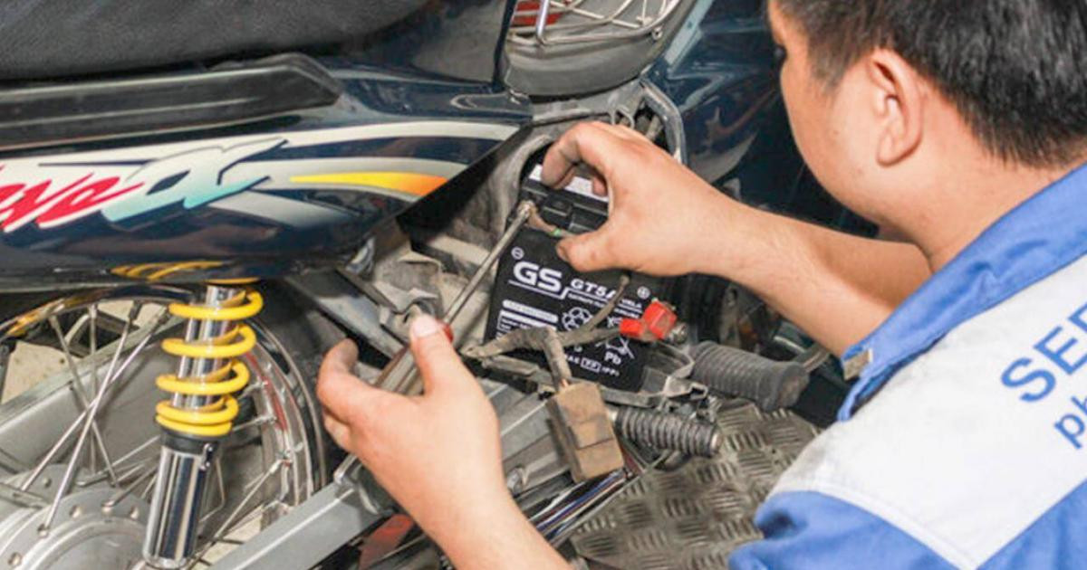 Xe máy để nhà lâu không chạy, có cần thay bình ắc quy?