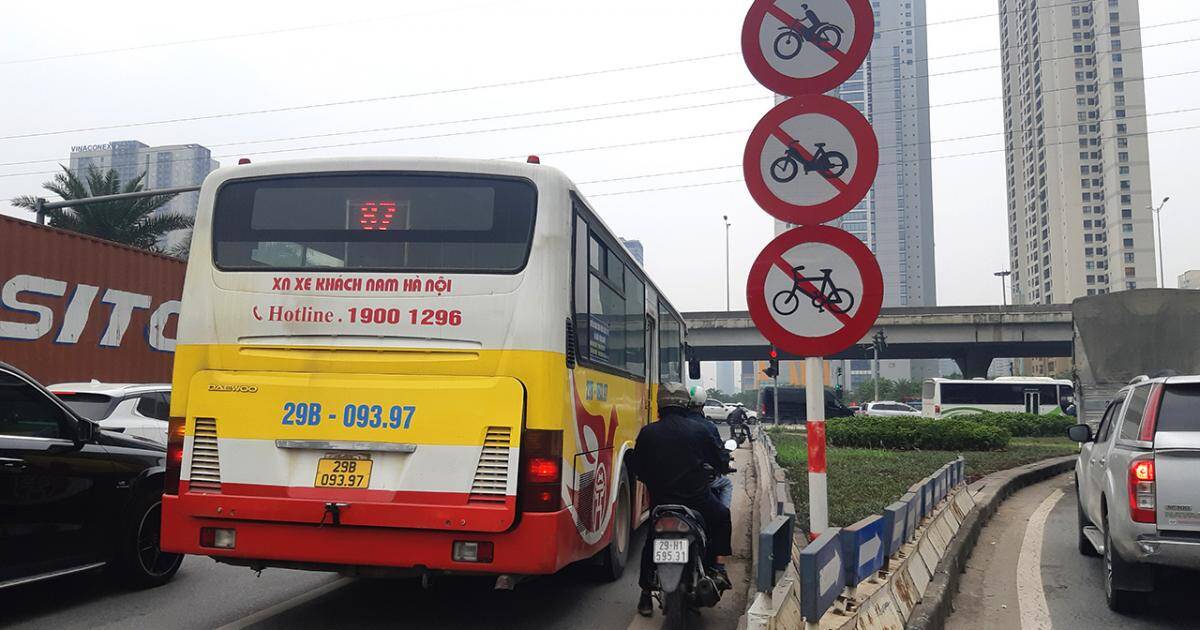 CSGT đề xuất bỏ biển cấm xe máy nút giao đại lộ Thăng Long - Trần Duy Hưng