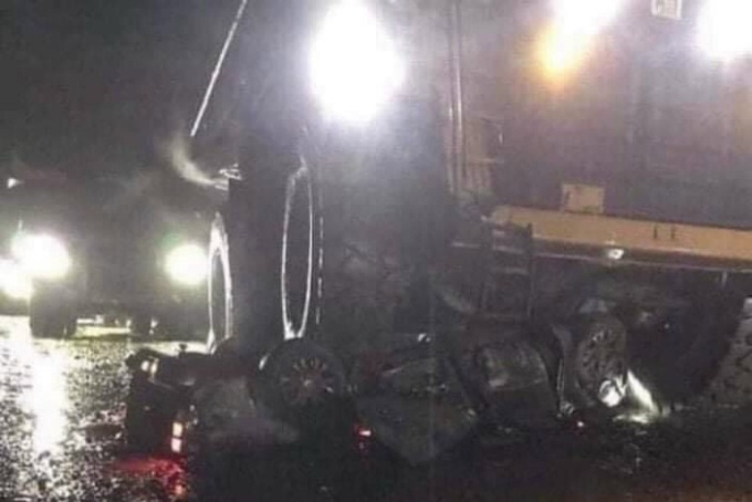 Xe bán tải bị vò nát dưới gầm