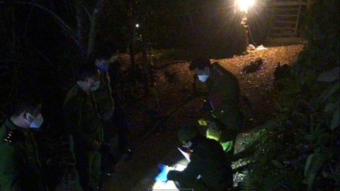 mâu thuẫn gia đình, bố chồng dùng súng tự chế bắn chết con dâu rồi tự sát