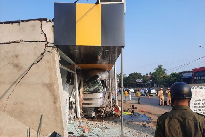 Xe tải đâm dải phân cách lao vào nhà dân, nữ công nhân chờ xe chết oan 5