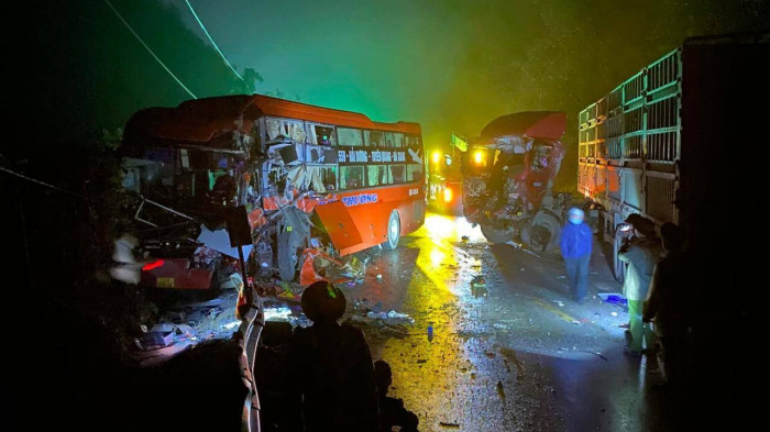 Xe đầu kéo đấu đầu xe khách trên QL2, Tuyên Quang: Ít nhất 1 người tử vong 3
