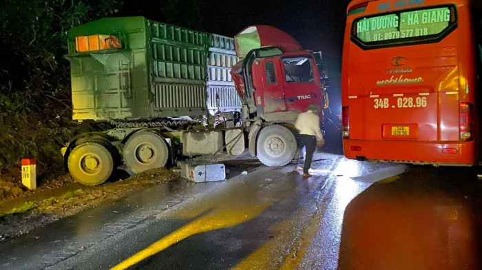 Xe đầu kéo đấu đầu xe khách trên QL2, Tuyên Quang: Ít nhất 1 người tử vong 4