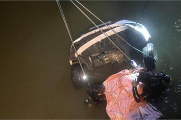 Quảng Trị: Ô tô rơi xuống sông trong đêm, tìm thấy 1 thi thể trong xe