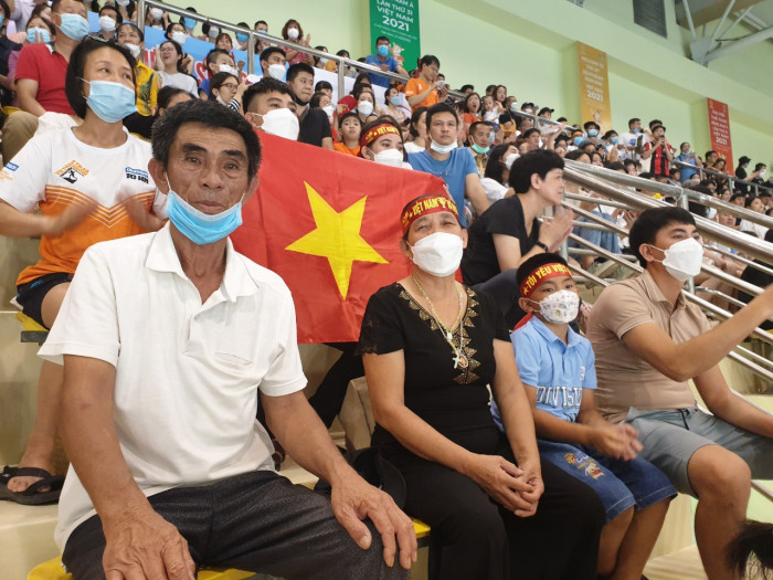 lão ngư bỏ bè cá đi 600km cổ vũ con trai giành hcv sea games