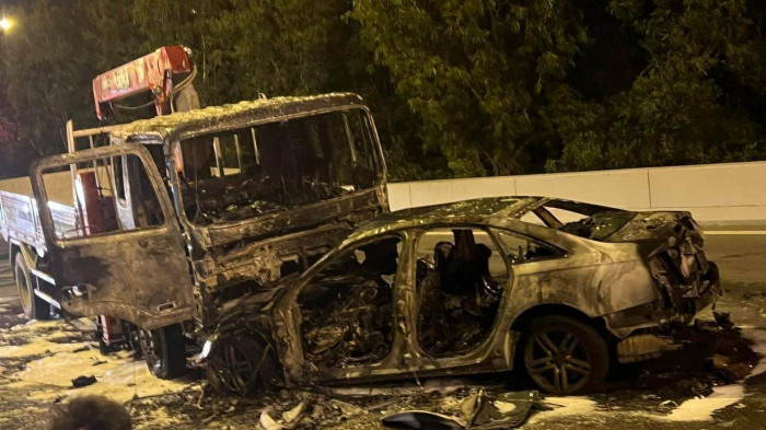 Ô tô đi ngược chiều đâm xe tải trên đại lộ rồi bốc cháy, 2 người tử vong 1