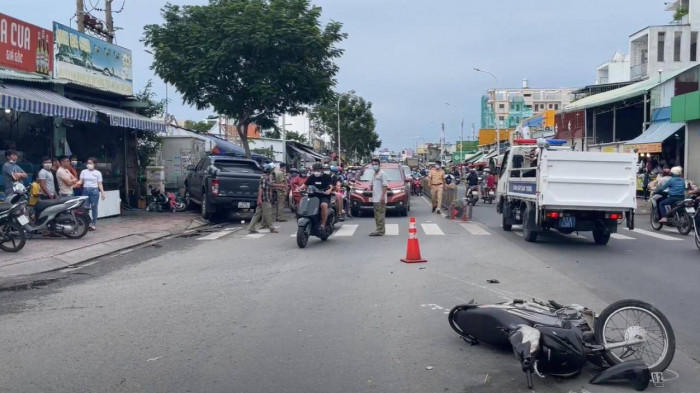 Xe bán tải tông liên hoàn nhiều xe máy ở TP.HCM, 4 người trọng thương 2