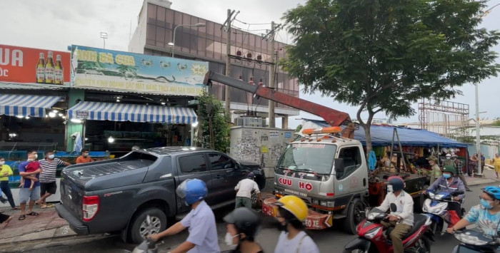 Pick-up truck collided with many motorbikes in Ho Chi Minh City, 4 people were seriously injured 3