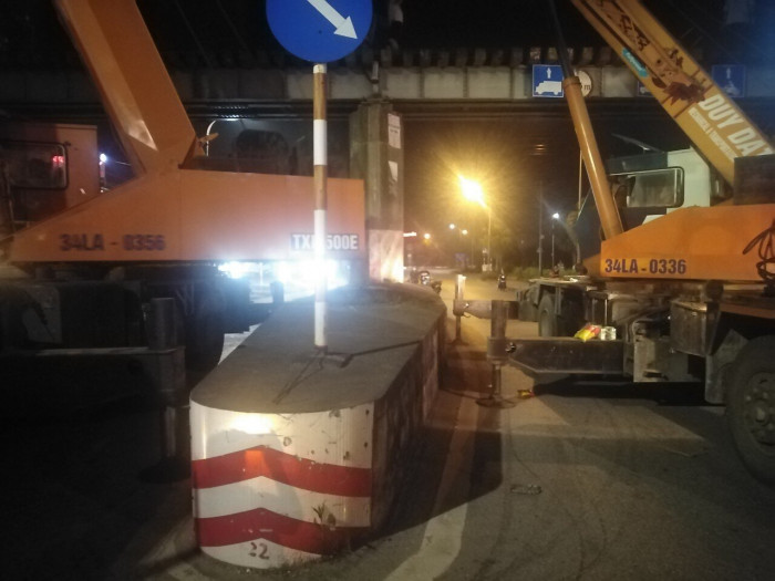 Hai Duong: Car carrying excavator and underpass, railway badly damaged 1