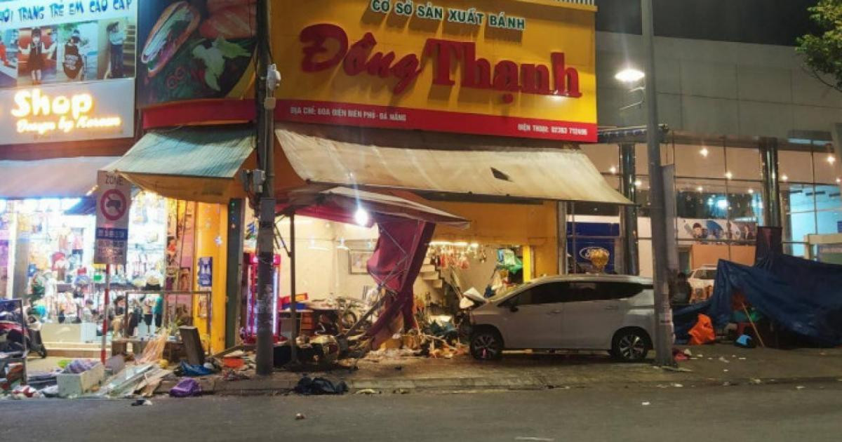 “Crazy” car crashes into a bakery in Da Nang: Drunk driver