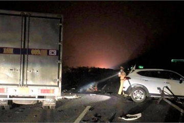 Xe tải và ô tô con tông kinh hoàng trên cao tốc, 3 người thương vong