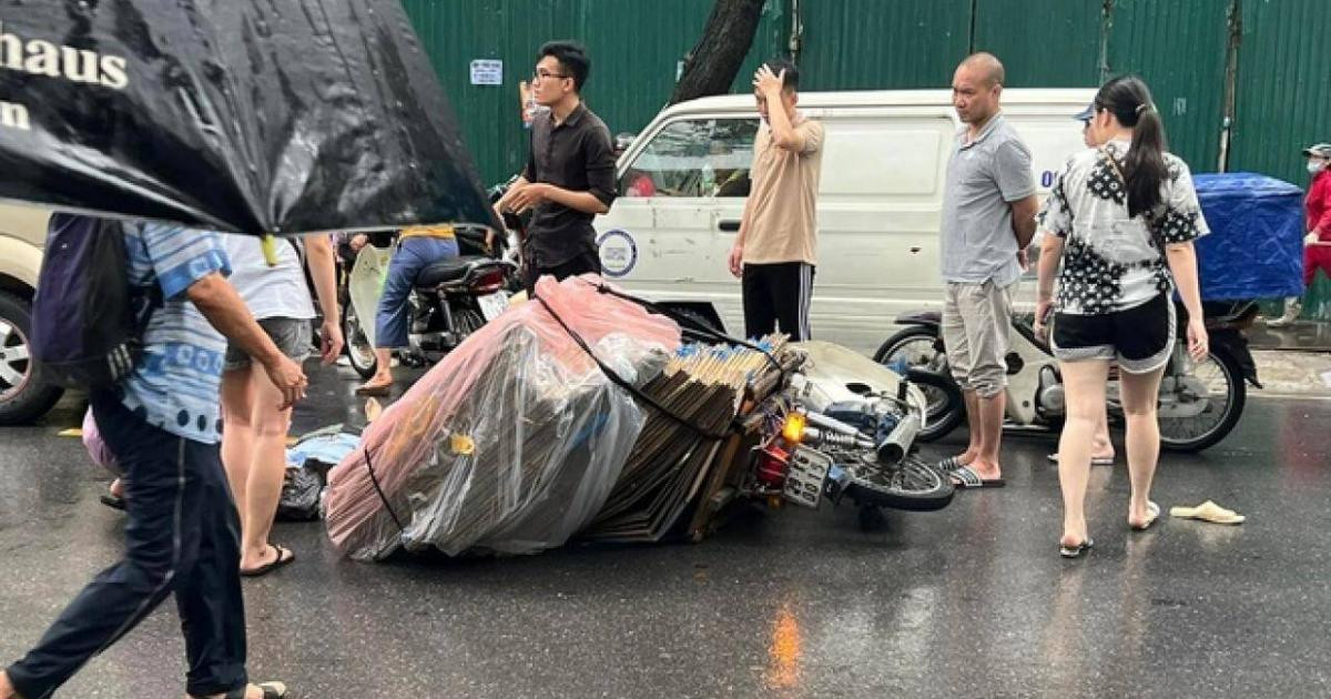 The girl who drove a motorbike caused a fatal accident in the middle of the street and then fled, Hanoi police urgently searched