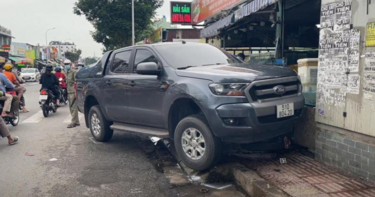 Xe bán tải tông liên hoàn nhiều xe máy ở TP.HCM, 4 người trọng thương