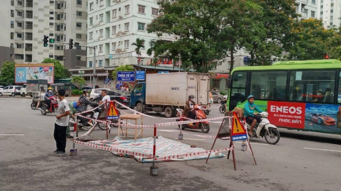nguyên nhân bất ngờ vụ hố sụt sâu 1m giữa phố hà nội