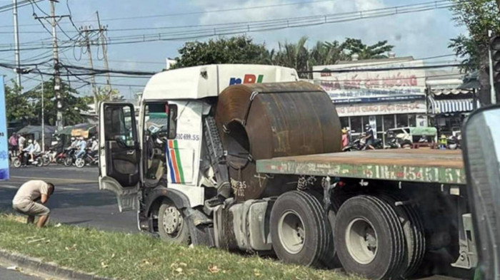 Ẩn hoạ từ xe đầu kéo chở thép cuộn chằng buộc sơ sài 1