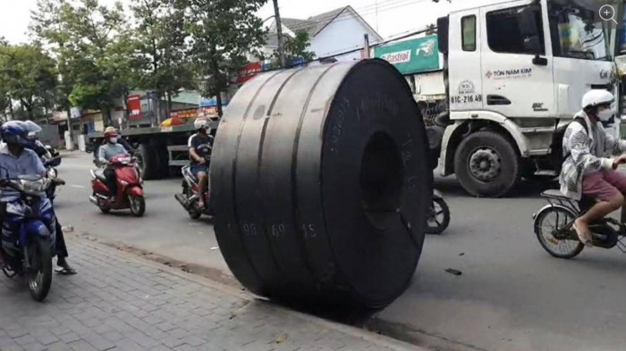 Ẩn hoạ từ xe đầu kéo chở thép cuộn chằng buộc sơ sài 2