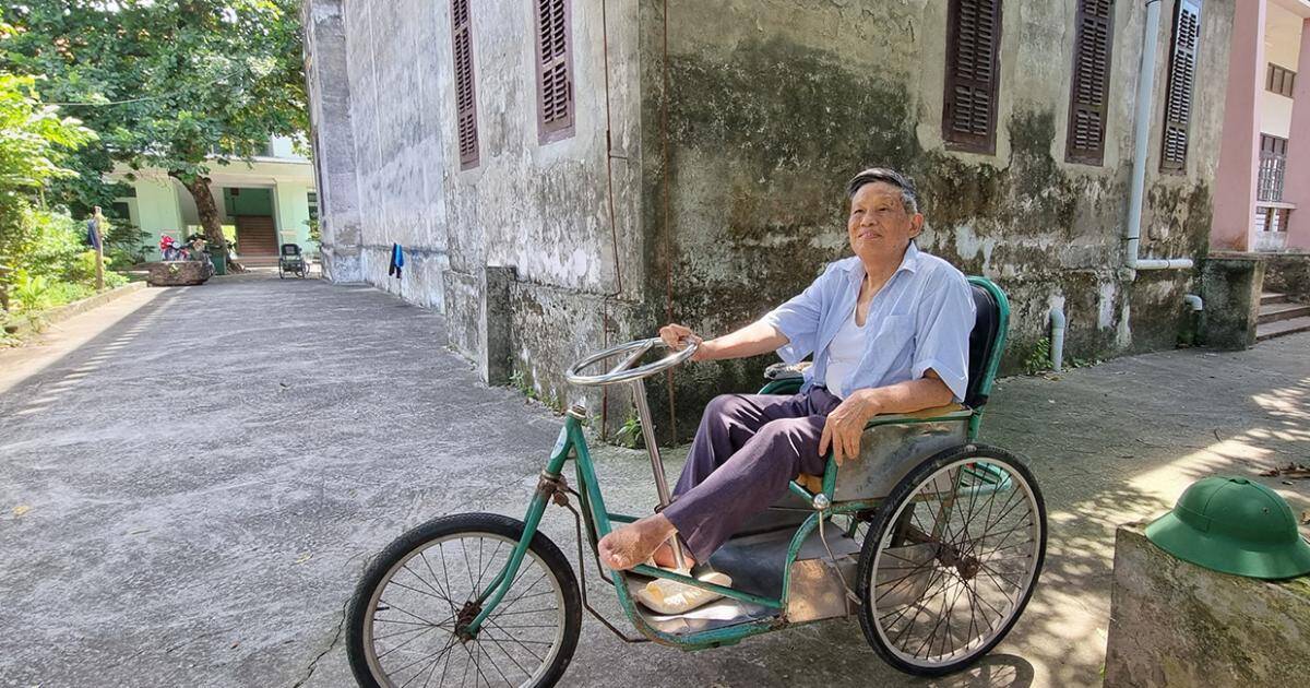 Tình người ở “làng khốn khổ”