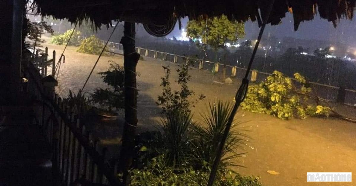Lào Cai: Nhiều tuyến đường biến thành sông, nhà ngập nửa người sau mưa lớn