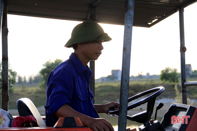 Mê dưa, người đàn ông ở Hà Tĩnh “chơi lớn” trên đồng đất cát