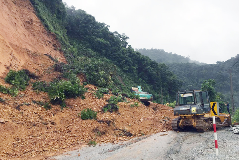 Hà Tĩnh: Sạt lở nghiêm trọng, quốc lộ 8A ách tắc