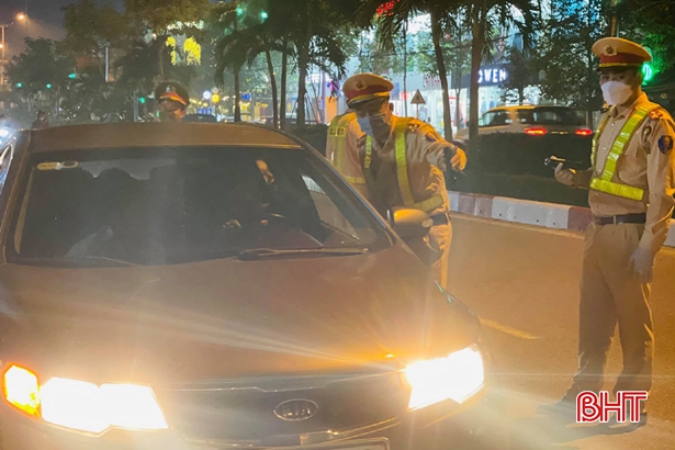 CSGT TP Hà Tĩnh xử phạt 15 trường hợp bật đèn pha trong nội thành