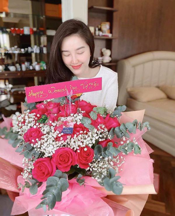 theo chong ve biet thu moi, bao thy tu hao khoe thanh qua sau canh cua hao mon - 5