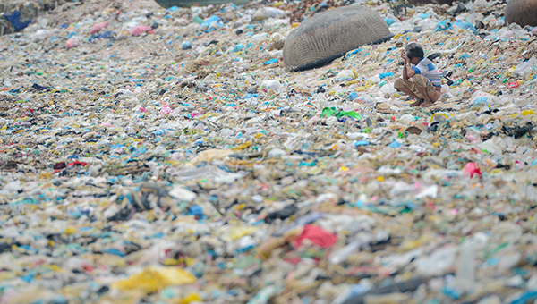 “Save Our Seas” photo expo tells sad story of plastic pollution in Vietnam