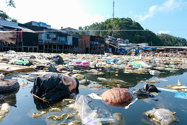 Homes surrounded by garbage in Kien Giang
