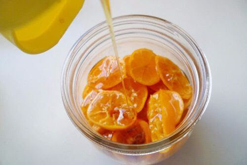 Đổ mật ong vào xen kẽ giữa các lớp quất