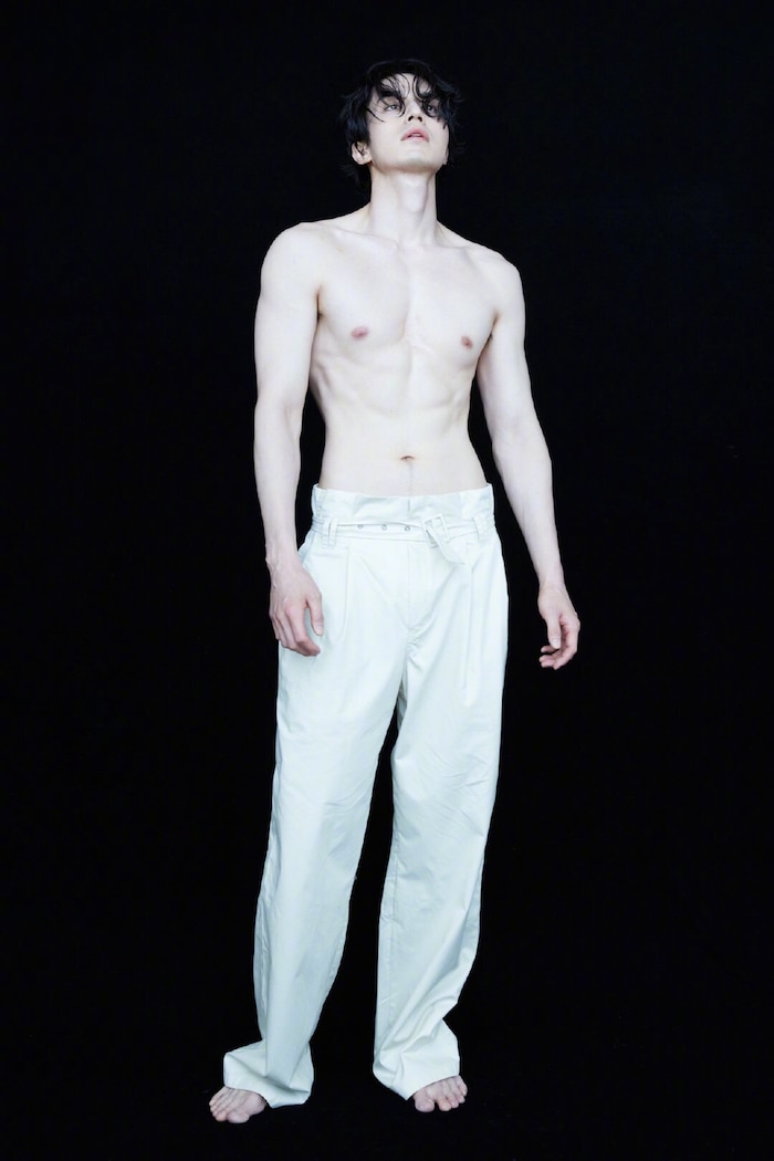 10 màn 'khoe múi' khiến chị em đổ gục của các nam diễn viên Hàn Quốc 4