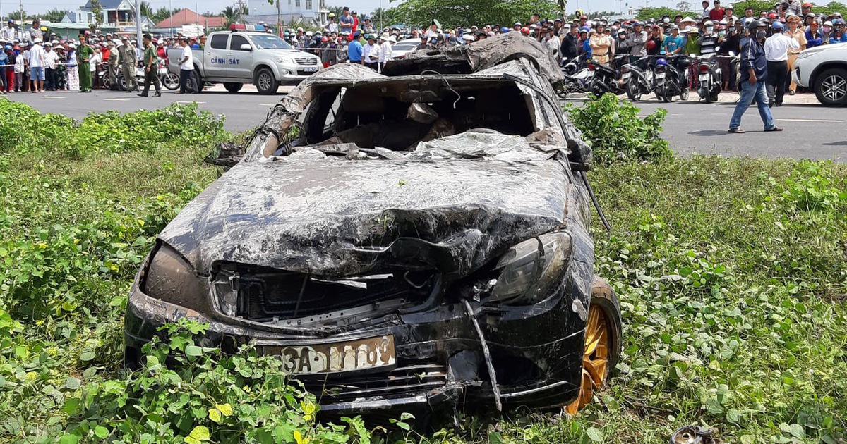 Nghe VietNamNet: Trục vớt xe Mercedes rớt xuống kênh, đưa thi thể 3 nạn nhân ra ngoài