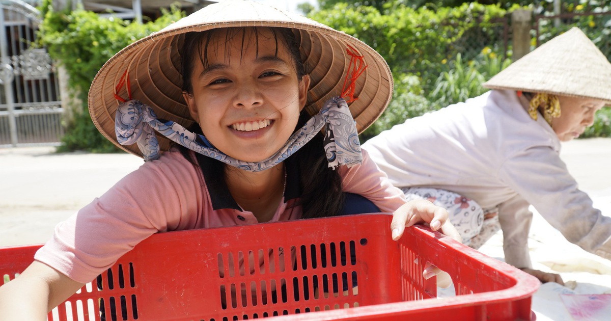Cô gái làm 'ôsin' đậu Đại học Kiến trúc, cả xóm mừng vui