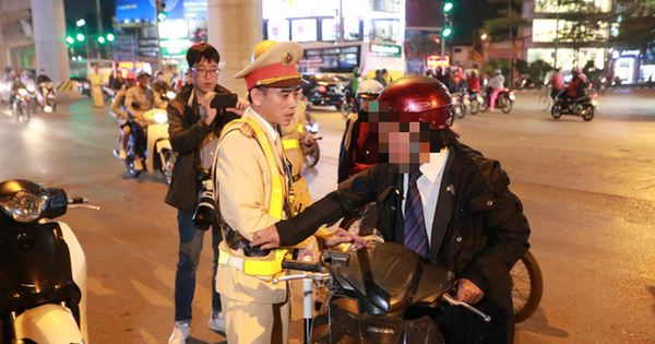 Nghe VietNamNet: Vụ trưởng ở Bộ Giáo dục khẳng định mình bị mạo danh vụ công an đo nồng độ cồn