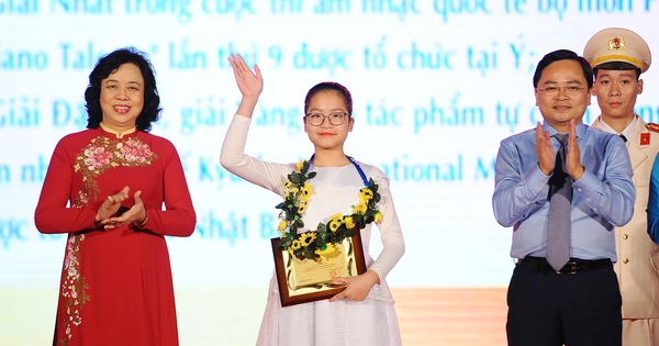 Nghe VietNamNet: Tuyên dương 10 gương mặt trẻ thủ đô tiêu biểu năm 2019