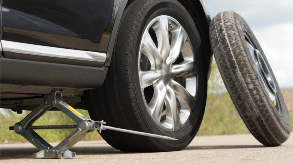 Vì sao lốp dự phòng ô tô chỉ nên sử dụng trong thời gian ngắn