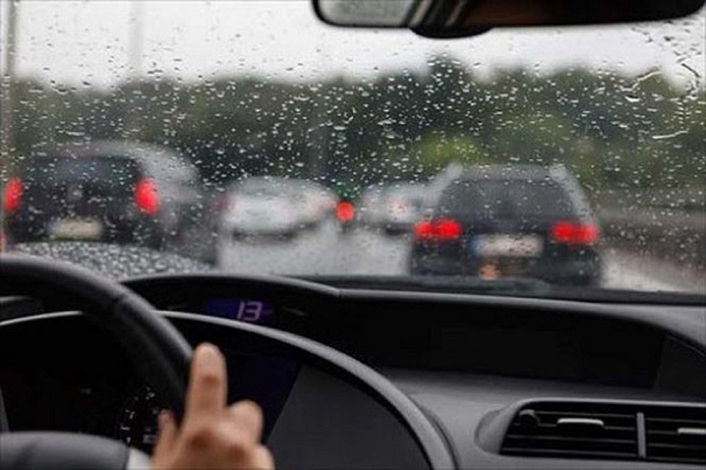 Lái ôtô dưới trời mưa 
