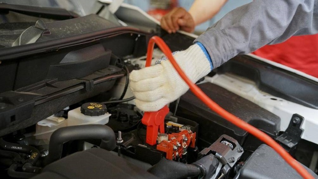 Cách đấu nối đúng chuẩn khi 'chết' ắc-quy của xe ô tô