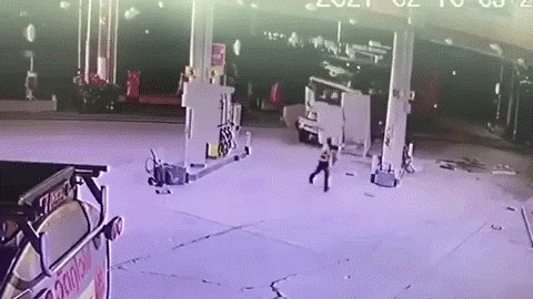 Xe Container đâm xuyên trạm xăng