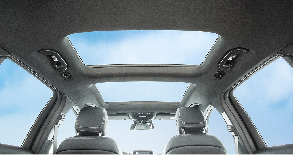 Làm gì để giảm nhiệt từ cửa sổ trời ô tô trong ngày nắng nóng?