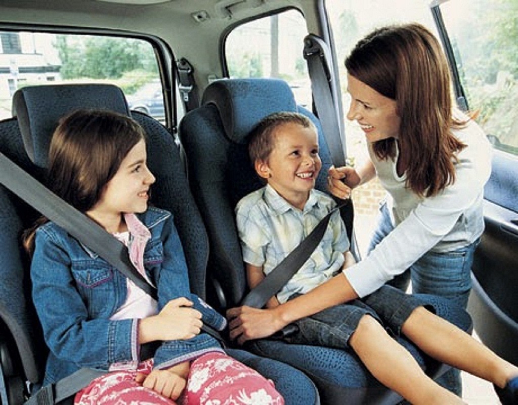 lưu ý khi cho trẻ đi ô tô