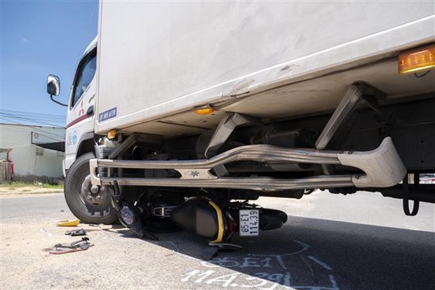 Xe may dam vao xe tai dang chuyen huong lam 4 nguoi trong thuong hinh anh 1