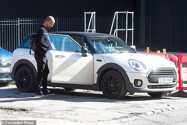 HLV Pep Guardiola: Tai xe te hai, pha hoai hang loat sieu xe hinh anh 2