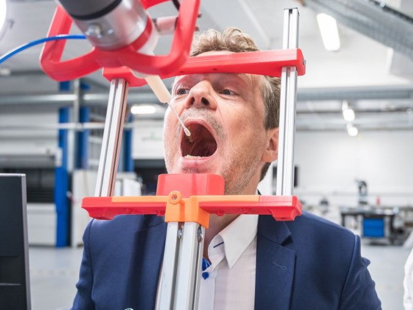 Đan Mạch phát triển robot lấy mẫu xét nghiệm COVID-19 tự động