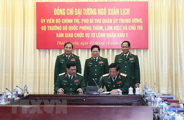 Dai tuong Ngo Xuan Lich chu tri ban giao chuc vu Tu lenh Quan khu 1 hinh anh 1