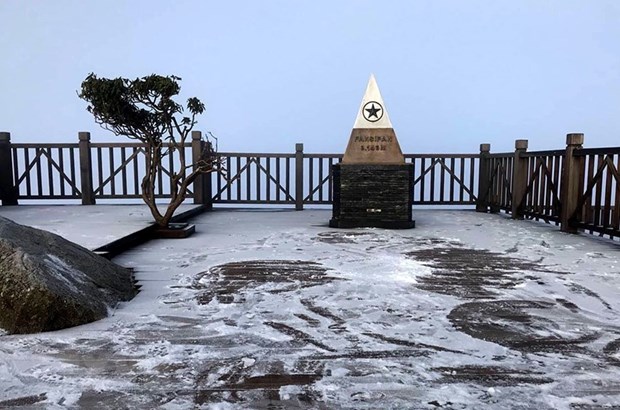 Lào Cai: Sương muối phủ trắng đỉnh Fansipan, nhiệt độ dưới 0 độ C