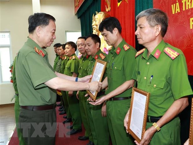 Nghe VietNamNet: Khen thưởng các tập thể phá đường dây sản xuất ma túy xuyên quốc gia