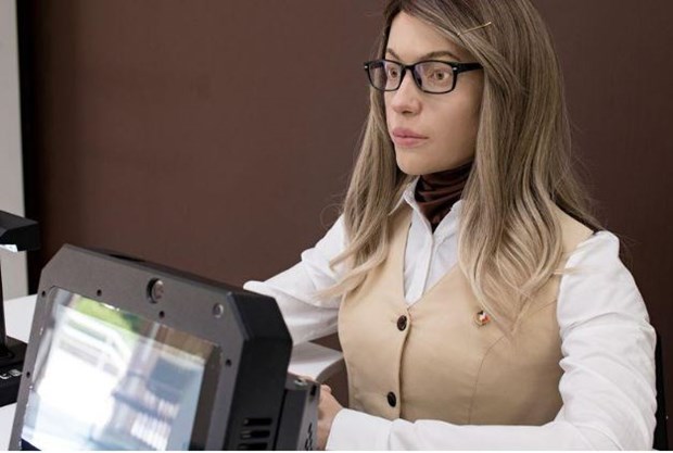 Nga trinh lang nu robot van thu giong het nguoi that hinh anh 1