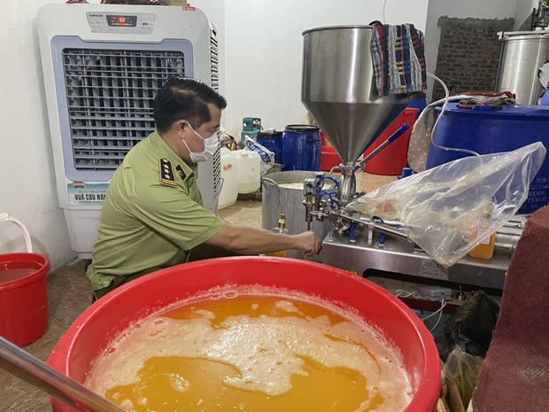 Quản lý thị trường Hà Nội phát hiện một cơ sở sản xuất nước hoa giả mang thương hiệu nước ngoài