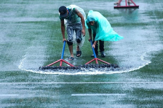 Nghe VietNamNet: Mặt sân ngập nước trước trận U22 Việt Nam và U22 Singapore