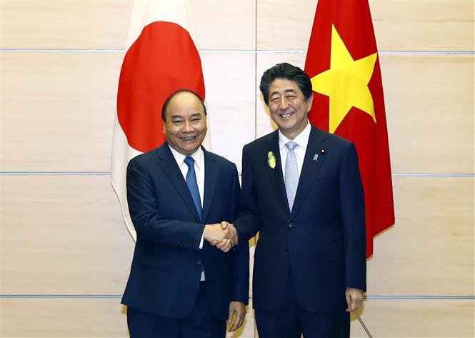 Prime Minister Nguyen Xuan Phuc meets with Japanese Prime Minister Abe Shinzo on July 1 as part of his visit to the northeastern Asian country (Photo: VNA)